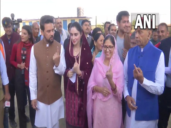 Union Minister Anurag Thakur and former Himachal Pradesh Chief Minister Prem Kumar Dhumal (Photo:ANI)