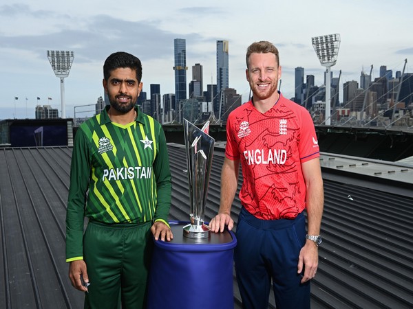 Babar Azam and Jos Buttler with T20 WC trophy (Photo: ICC Twitter)