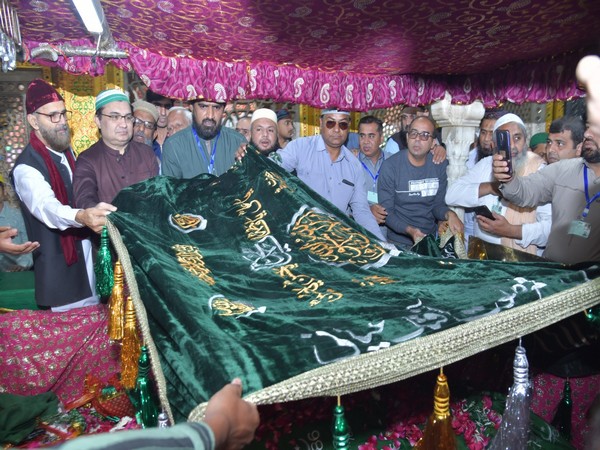 Pak delegation offers traditional chaddar at Nizamuddin dargah in New Delhi. (ANI/Image)