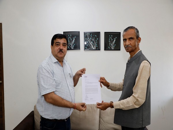 Collector of Morbi along with Vasant Gadhavi Adani Foundation (Photo:Adani Foundation)