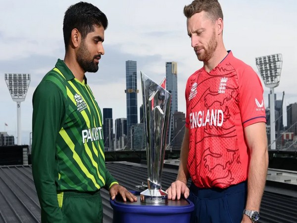 Babar Azam and Jos Buttler with T20 WC trophy (Photo: ICC Twitter)