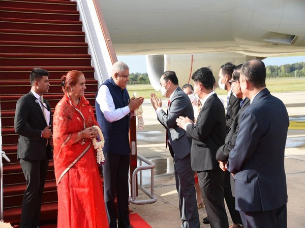 VP Jagdeep Dhankhar & his wife arrive in Siem Reap (Image Credit: Twitter/@MEAIndia)