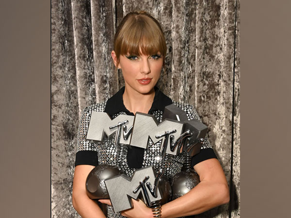 Taylor Swift with her 4 MTV EMA trophies this year (Image Source: Twitter)