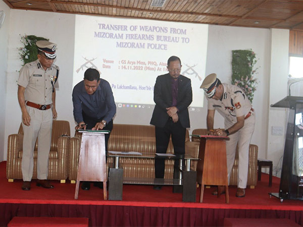 Mizoram Firearms Bureau transfers, hands over confiscated arms (Photo:Twitter/mizorampolice)