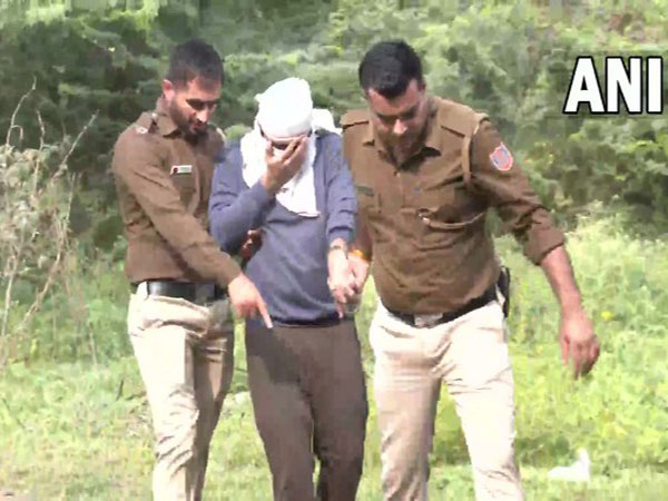 Accused Aftab Poonawala brought to the jungle where he allegedly disposed off parts of Shraddha's body (Photo:ANI)