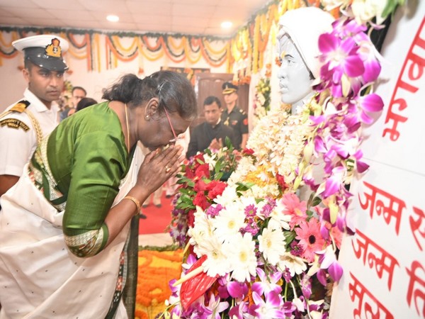 President Droupadi Murmu paying tributes to the freedom fighter Bhagwan Birsa Munda on his birth anniversary in Jharkhand on Tuesday. (Photo/ANI)