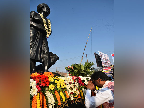 Jharkhand CM Hemant Soren paying floral tribute to Birsa Munda on his birth anniversary (Photo/Twitter@JharkhandCMO)