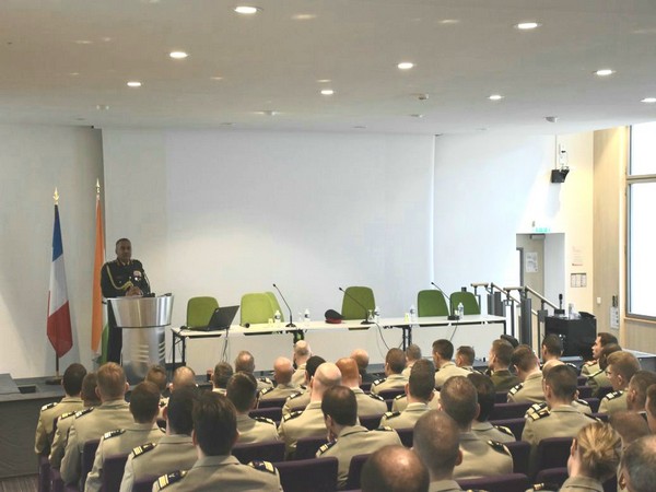 Army Chief General Manoj Pande addressing senior staff officers' Course of French Army (Image Credit: Twitter/@adgpi)