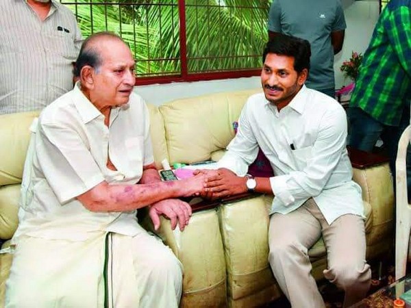 CM Jagan with late actor Krishna [Image Source: Twitter/@ShailajaReddi]