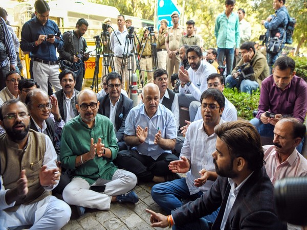 Delhi Deputy Chief Minister Manish Sisodia with AAP supporters sitting on dharna outside the Election Commission office, in New Delhi on Wednesday. (ANI Photo/Amit Sharma)
