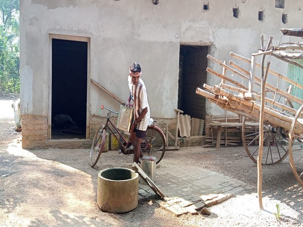 Villagers have to fetch water from 3 km away (Photo/ANI)