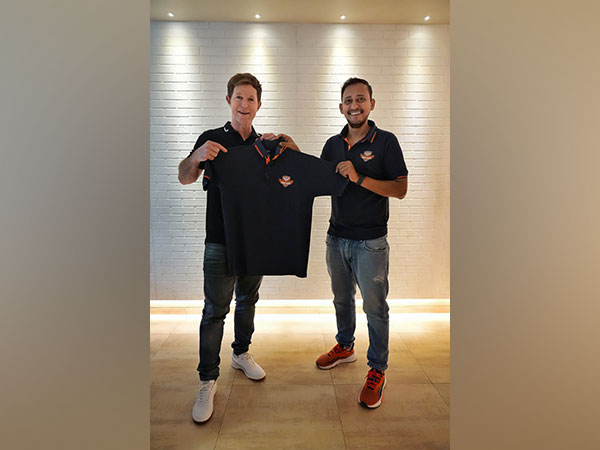 Jonty Rhodes (left). (Photo- Abu Dhabi T10 and Morrisville SAMP Army)