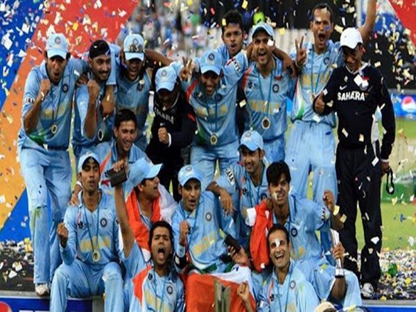 A triumphant team India at the 2007 T20 Cricket World Cup (Image Source: Twitter)