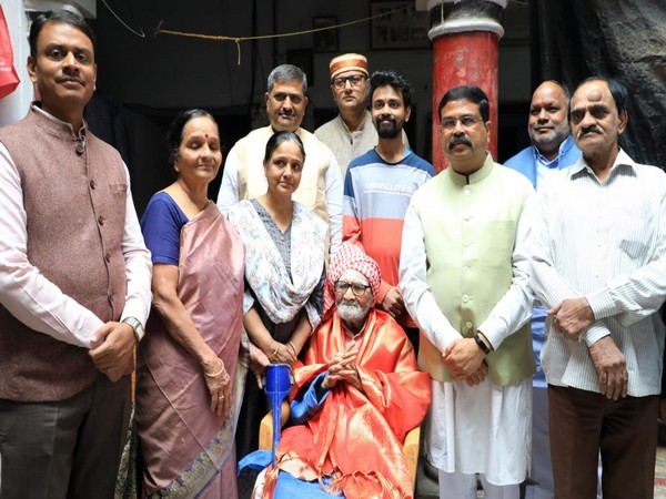 Union Minister Dharmendra Pradhan meets family of Tamil poet Subramania Bharathiyar in Varanasi (Photo/PIB)