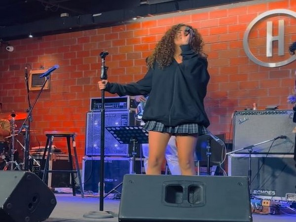 Farhan's daughter Akira singing (Image Source: Instagram)