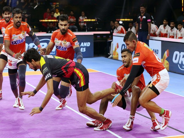Bengaluru Bulls in action against Gujarat Giants during Pro Kabaddi League (Image: PKL)