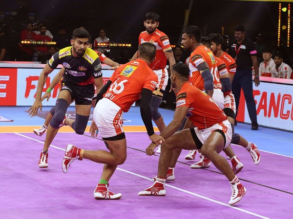 Bengaluru Bulls in action against Gujarat Giants during Pro Kabaddi League (Image: PKL)