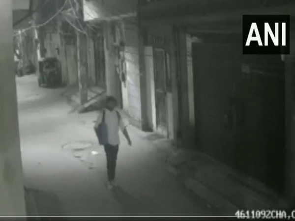 Grab from CCTV visuals of Aftab carrying bag at a street outside his house (Photo/ANI)