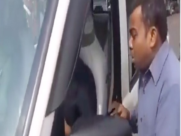 Man mimicking a dog's bark (Image Source: Twitter)