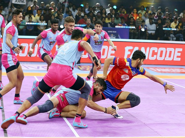 Jaipur Pink Panthers in action against U.P. Yoddhas in Pro Kabaddi League season-9 (Image: PKL)