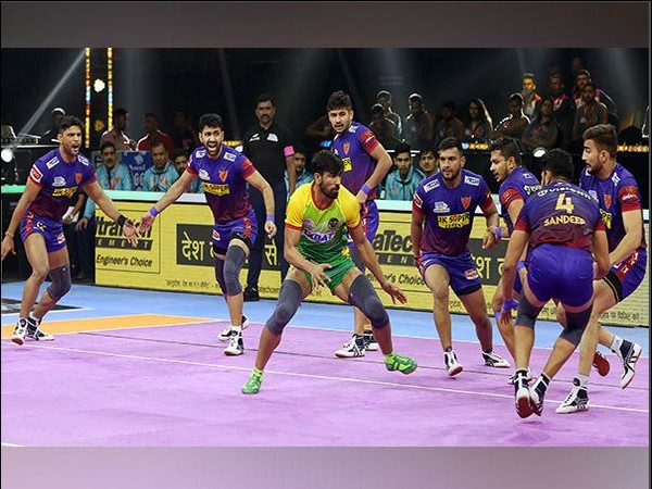 Dabang Delhi in action against Patna Pirates in Pro Kabaddi League (Image: PKL)