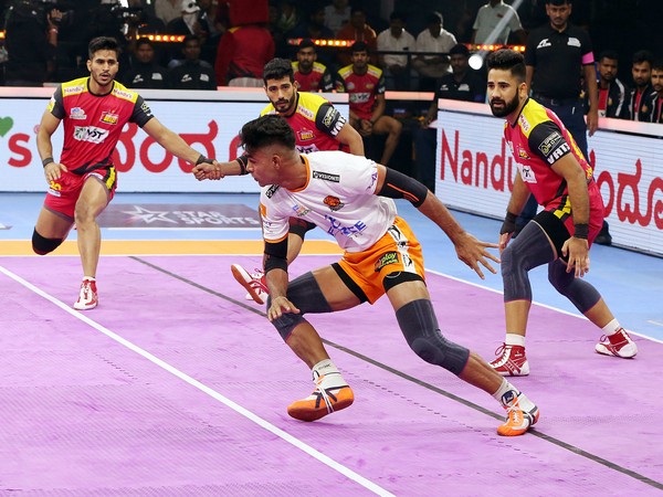 Puneri Paltan's Aslam Inamdar in action against Bengaluru Bulls in Pro Kabaddi League (Image: PKL)