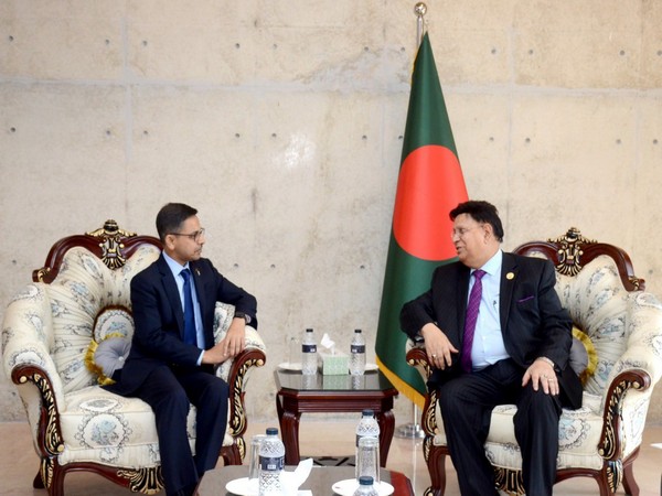 Indian High Commissioner of India to Bangladesh Pranay Kumar Verma meets Bangladesh Foreign Minister AK Abdul Momen (Image credit: Twitter/@BDMOFA)