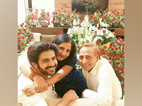 Kartik Aaryan with parents (Image source: Twitter)