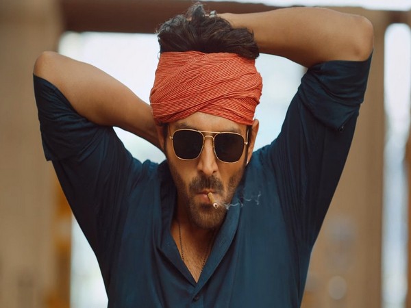 Actor Kartik Aaryan as 'Bantu' in a still from 'Shehzada' (Image Source: Twitter)