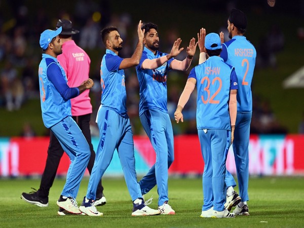 Mohammed Siraj celebrating with this teammates after taking a wicket against NZ in 3rd T20I (Image: Blackcaps Twitter)