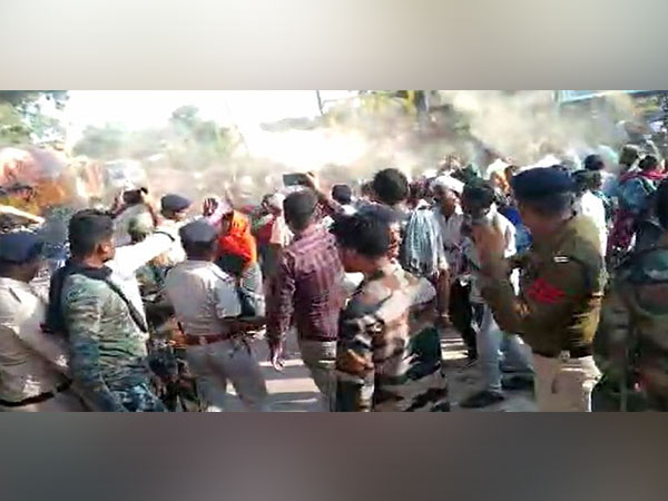 Villagers pelting stone at police (Photo/ANI)