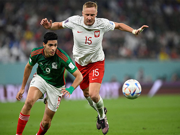 Poland and Mexico players in action (Photo: FIFA World Cup/ Twitter)