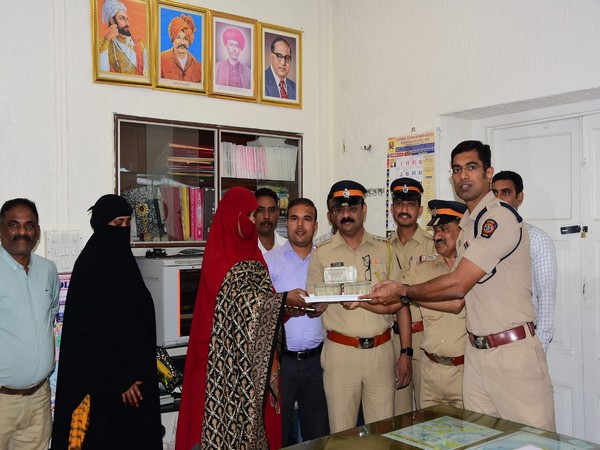 Mumbai Police hands over money to Kenyan woman (Photo/ANI)