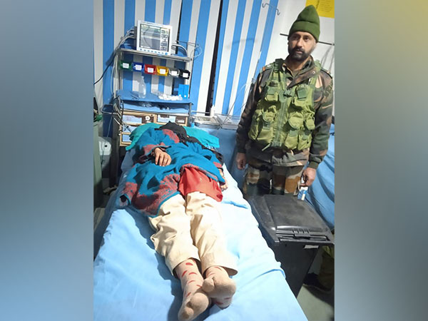 Indian Army medical aide with the lady in distress in J-K (Photo/ANI)