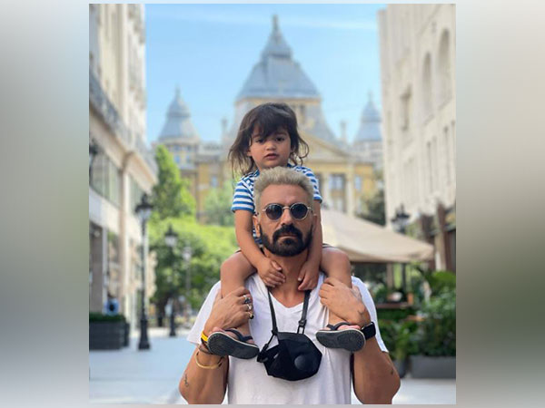 Arjun Rampal woth his son Arik (Image source: Instagram)