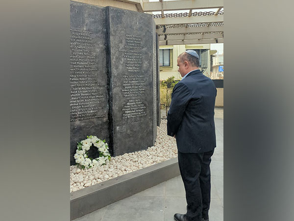 Israel's Consul General Kobbi Shoshani paying tribute to victims of 26/11 terror attack (Image Credit: Twitter/@KobbiShoshani)