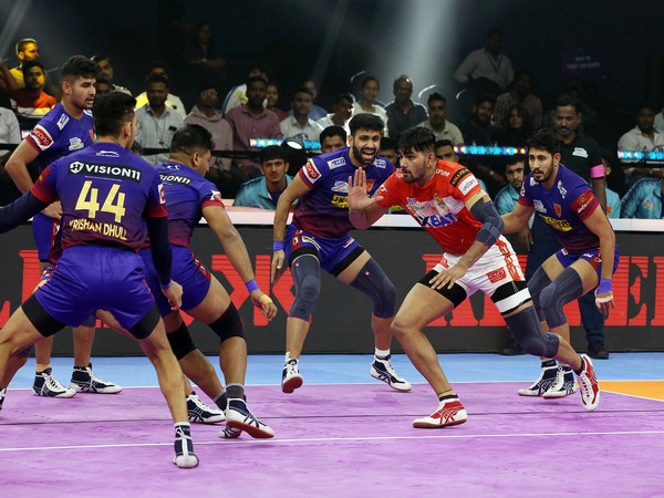 Dabang Delhi in action against Gujarat Giants in Pro Kabaddi League (Image: PKL)
