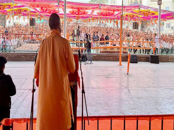 Yogi Adityanath in Amreli (Photo: Twitter/ @myogiadityanath)