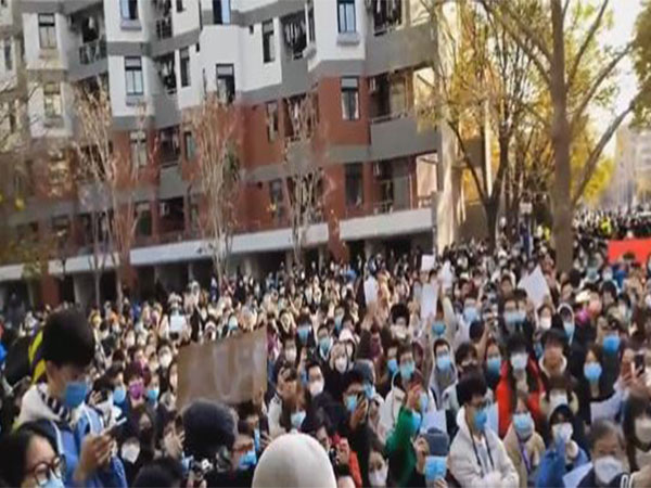 Protests erupt in Xi Jinping's alma mater Tsinghua University. (Photo Credit - Twitter/Linda Lew)