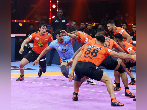 U Mumba in action against Bengal Warriors in Pro Kabaddi League (Image: PKL)