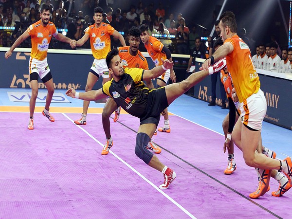 Puneri Paltan in action against Telugu Titans in Pro Kabaddi League (Image: PKL)