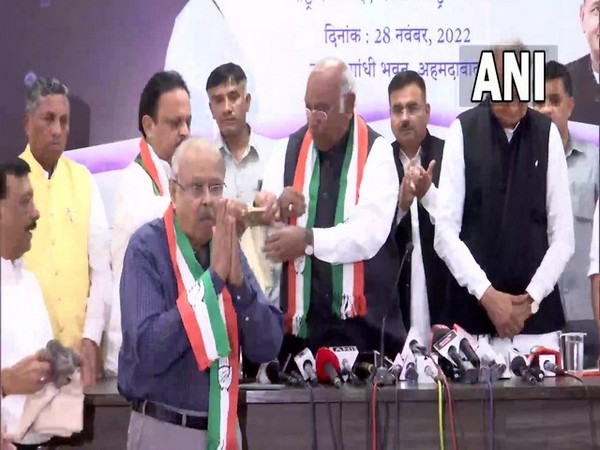 Jay Narayan Vyas joining Congress in Gujarat's Ahmedabad (Photo/ANI)