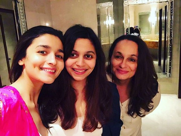 Soni Razdan with Alia Bahtt and Shaheen Bhatt (Image source: Instagram)