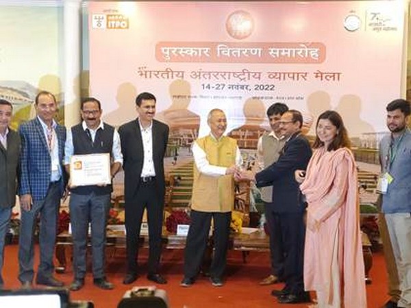 Ministry of Health bags award for Outstanding Contribution towards Public Communication at ITFF 22 (Photo Courtesy: pib.gov.in)