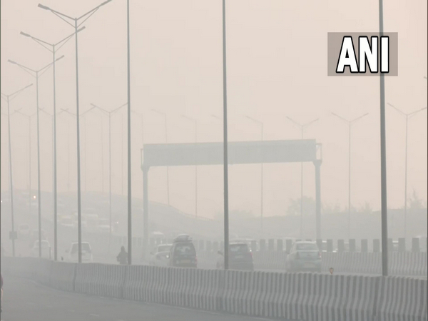 Visuals of smog covered Delhi (Photo/ANI)