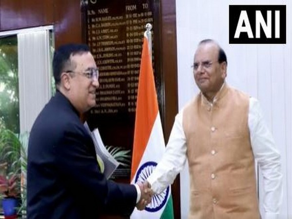 Former Delhi Power Minister Ajay Maken and Delhi LG Saxena in Delhi (Photo/ANI)