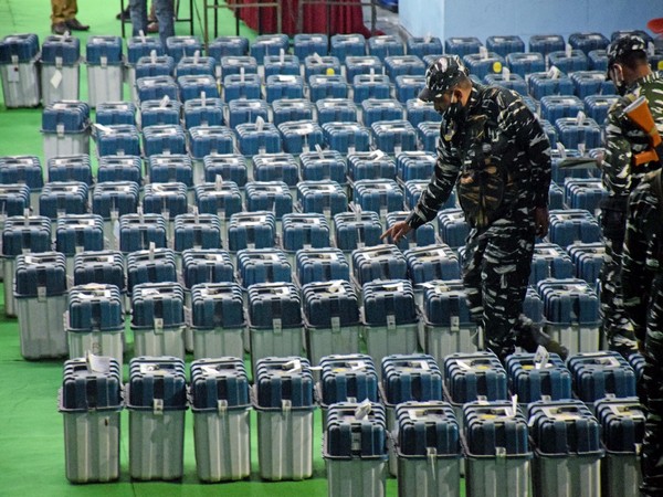 Paramilitary personnel inspect the EVMs (Representative Image)
