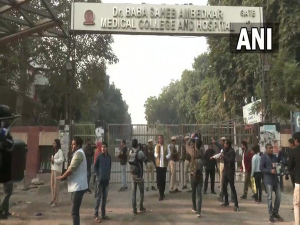 Outside the Rohini Hospital where Aaftab was taken for a narco test. ANI Photo
