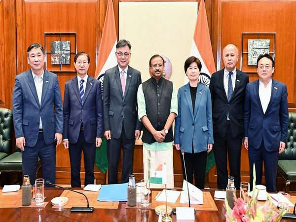 MoS for External Affairs V Muraleedharan and South Korea's parliamentary delegation  (Twitter/@MOS_MEA)