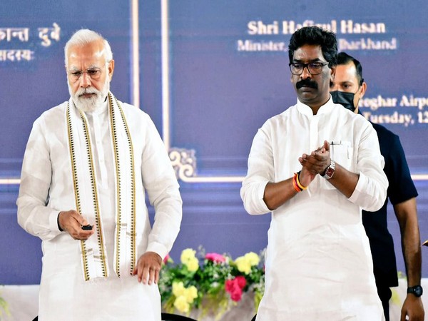 Hemant Soren with Narendra Modi (File Photo/ANI) 